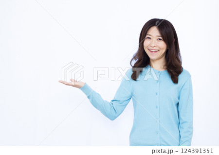 笑顔で紹介をしている女性 笑顔で紹介をしている女性 124391351