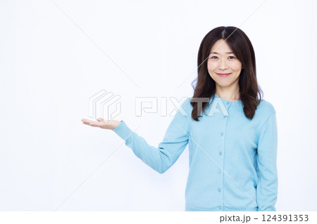 笑顔で紹介をしている女性 笑顔で紹介をしている女性 124391353