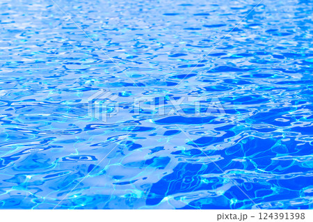 朝日に照らされるプールの水面 124391398