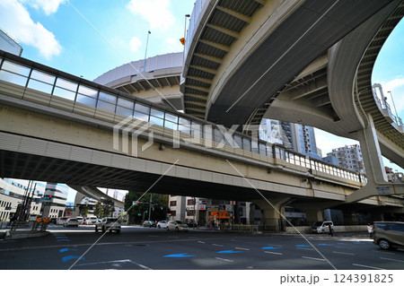 交差する高速道路とジャンクション 124391825