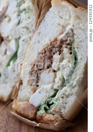ポークとゴボウの具沢山サンドイッチ　 124391912