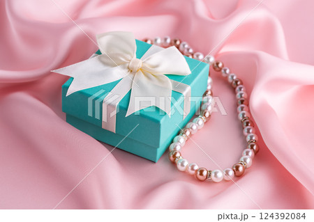 Gift box and necklace 124392084