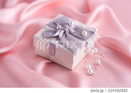 Gift box and necklace 124392085