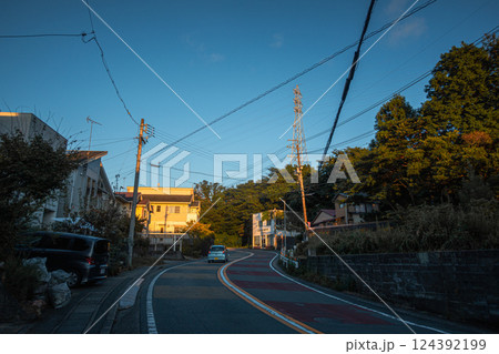 夕日に照らされる町 124392199