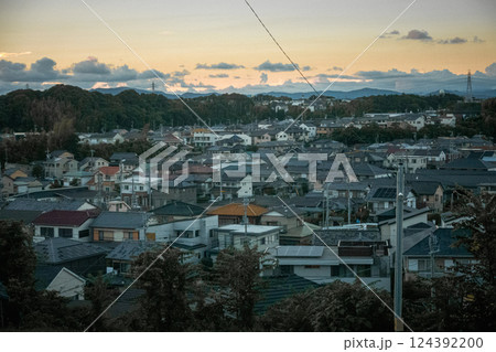 住宅街から見る夕焼け 124392200