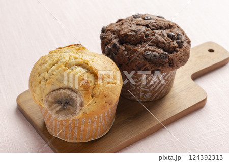バナナマフィンとチョコチップマフィン 124392313