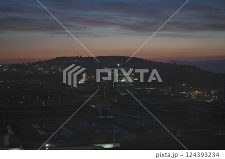 バルセロナ　モンジュイックの夜明けのシルエット 124393234