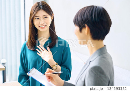 オフィスでミーティングする2人のビジネスウーマン撮影協力:スカパー東京メディアセンター 124393382