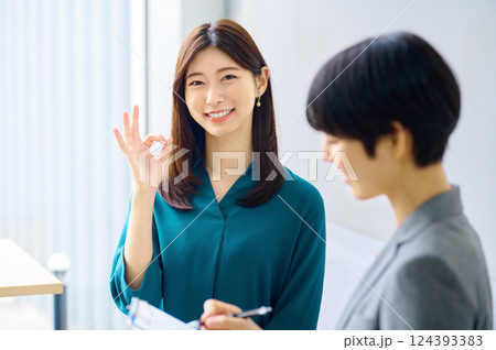オフィスでミーティングする2人のビジネスウーマン撮影協力:スカパー東京メディアセンター オフィスでミーティングする2人のビジネスウーマン撮影協力:スカパー東京メディアセンター 124393383