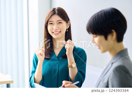 オフィスでミーティングする2人のビジネスウーマン撮影協力:スカパー東京メディアセンター 124393384