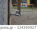 公園にある水道の蛇口 124393927