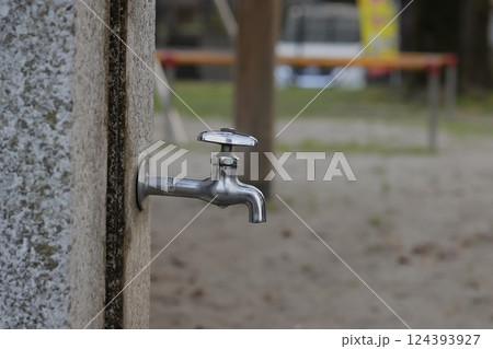 公園にある水道の蛇口 公園にある水道の蛇口 124393927