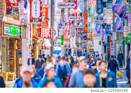 日本の東京都市景観 インバウンドに沸く渋谷。外国人観光客らで賑わう渋谷センター街. 日本の東京都市景観 インバウンドに沸く渋谷。外国人観光客らで賑わう渋谷センター街. 124394140