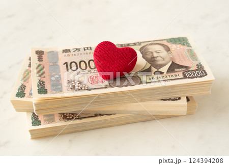 ハートと紙幣　詐欺イメージ　結婚詐欺　オレオレ詐欺　医療費 124394208