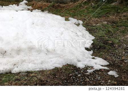 雪解け、残雪、雪、春、草、屋外、自然、積雪、緑、冬 124394281