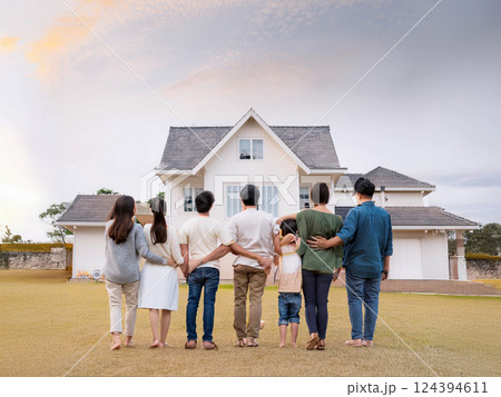 念願のマイホームを手に入れて幸せを感じている家族 124394611
