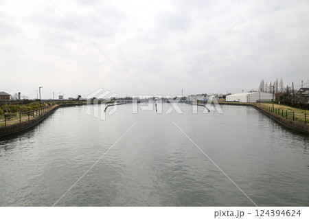 利根導水路須加樋管から各用水路へ流れる水 124394624