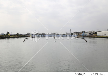 利根導水路須加樋管から各用水路へ流れる水 124394625