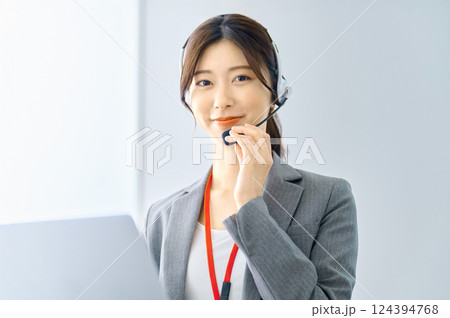インカムをつけた女性オペレーター撮影協力:スカパー東京メディアセンター インカムをつけた女性オペレーター撮影協力:スカパー東京メディアセンター 124394768