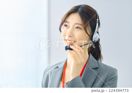 インカムをつけた女性オペレーター撮影協力:スカパー東京メディアセンター 124394773