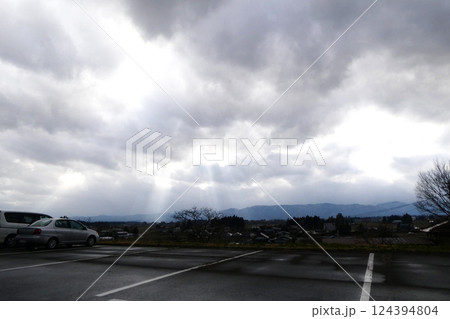 岩手県北上川早春の天使のはしごと夕景 岩手県北上川雨上がりの早春の雲の切れ間から天使のはしごと夕景 岩手県北上川早春の天使のはしごと夕景 岩手県北上川雨上がりの早春の雲の切れ間から天使のはしごと夕景 124394804