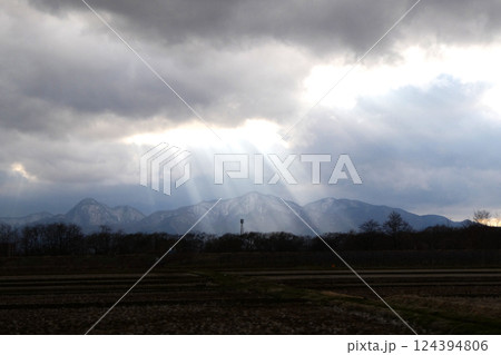 岩手県北上川早春の天使のはしごと夕景 岩手県北上川雨上がりの早春の雲の切れ間から天使のはしごと夕景 岩手県北上川早春の天使のはしごと夕景 岩手県北上川雨上がりの早春の雲の切れ間から天使のはしごと夕景 124394806