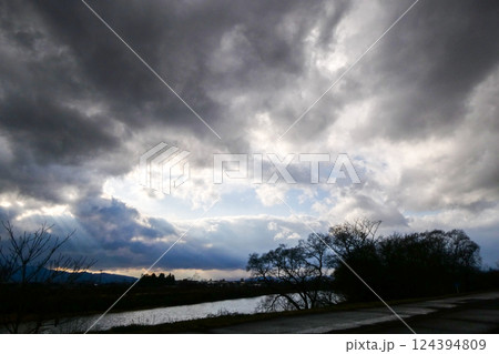 岩手県北上川雨上がりの早春の雲の切れ間から天使のはしごと夕景 岩手県北上川雨上がりの早春の雲の切れ間から天使のはしごと夕景 124394809