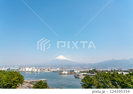 【静岡県】春の田子の浦港と快晴の中の富士山 124395334