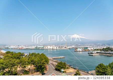 【静岡県】春の田子の浦港と快晴の中の富士山 124395338