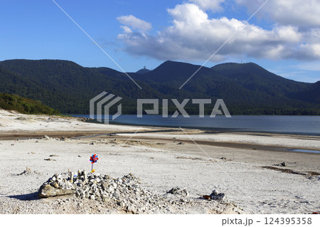 恐山 宇曽利山湖畔 極楽浜の石積みとかざぐるま 124395358