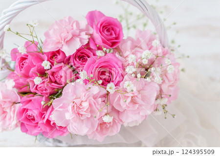 ピンクのカーネーションとバラの白い花かご 124395509