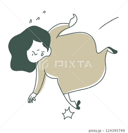 つまづく高齢女性 124395749