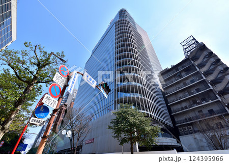 福岡市天神西交差点に建設中のビジネスセンタービル　完成間近 124395966
