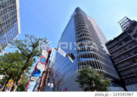 福岡市天神西交差点に建設中のビジネスセンタービル　完成間近 124395967
