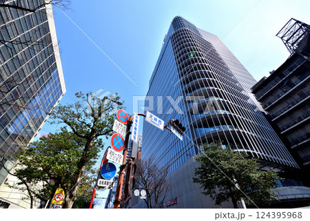 福岡市天神西交差点に建設中のビジネスセンタービル 完成間近 福岡市天神西交差点に建設中のビジネスセンタービル 完成間近 124395968