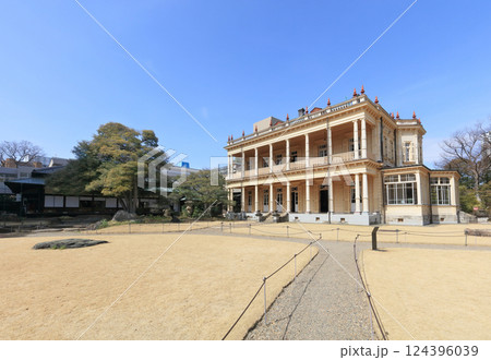 旧岩崎邸庭園の和館と洋館を芝庭から見る 124396039