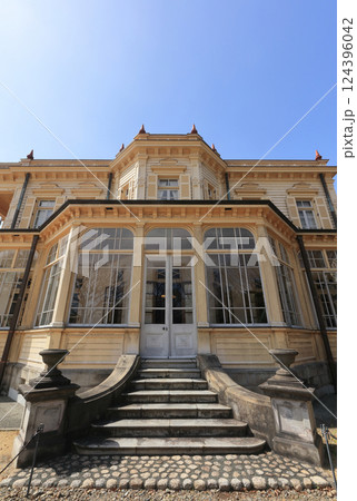 旧岩崎邸庭園の洋館東面を芝庭から見上げる 旧岩崎邸庭園の洋館東面を芝庭から見上げる 124396042