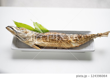 豪快に一匹丸ごと鯖塩焼き 124396064
