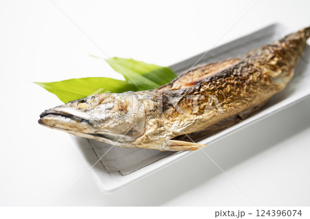 豪快に一匹丸ごと鯖塩焼き 124396074