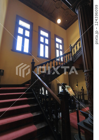 旧岩崎邸庭園の洋館の大階段 旧岩崎邸庭園の洋館の大階段 124396099