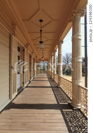 旧岩崎邸庭園の洋館一階ベランダ 124396100