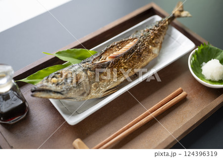 豪快に一匹丸ごと鯖塩焼き 豪快に一匹丸ごと鯖塩焼き 124396319