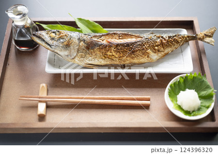 豪快に一匹丸ごと鯖塩焼き 豪快に一匹丸ごと鯖塩焼き 124396320