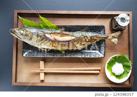 豪快に一匹丸ごと鯖塩焼き 124396357
