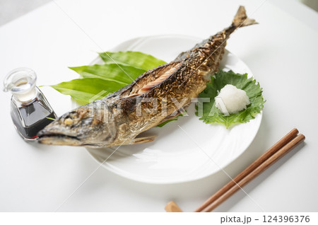 豪快に一匹丸ごと鯖塩焼き 豪快に一匹丸ごと鯖塩焼き 124396376