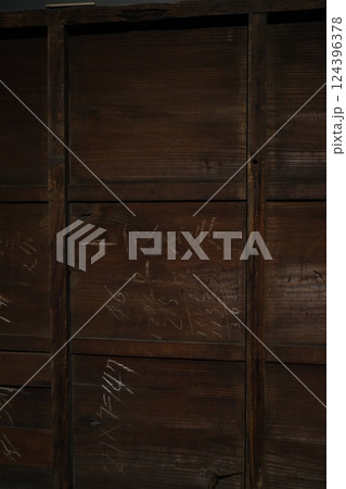 暗い部屋の木の壁 124396378