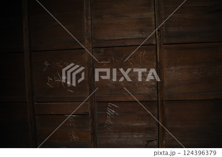 暗い部屋の木の壁 暗い部屋の木の壁 124396379