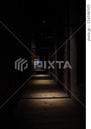 暗い倉庫の遠くの出口 124396505