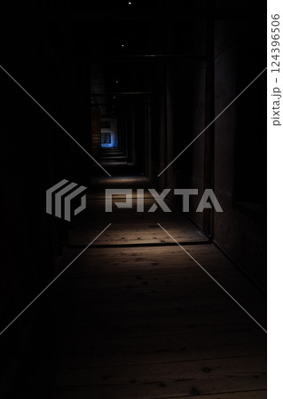 暗い倉庫の遠くの出口 124396506