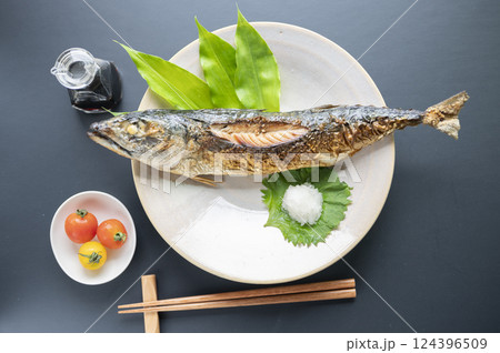 豪快に一匹丸ごと鯖塩焼き 124396509
